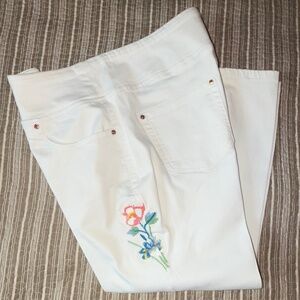Belle by Kim Gravel bella White Crop Jeans with Embroidered Flowers Size 10